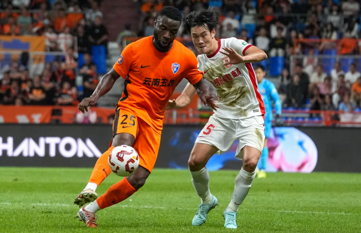 长春亚泰1-1玉昆队遭误判?谭龙禁区踢人,傅明判点球正确吗